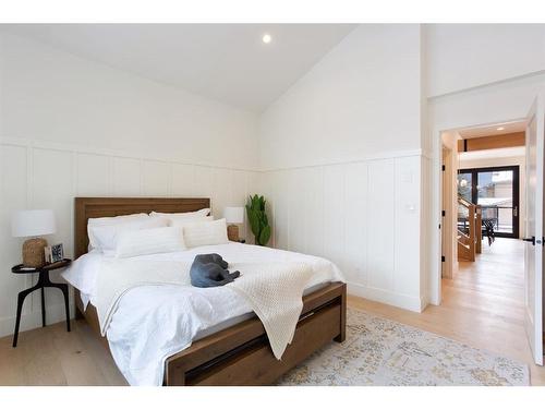 909B 9Th Street, Canmore, AB - Indoor Photo Showing Bedroom