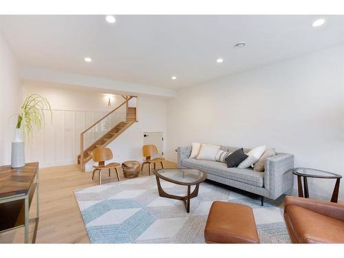 909B 9Th Street, Canmore, AB - Indoor Photo Showing Living Room