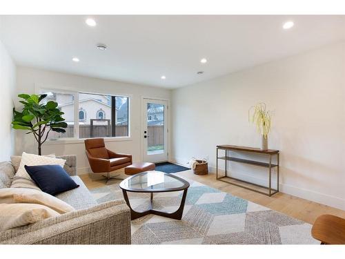 909B 9Th Street, Canmore, AB - Indoor Photo Showing Living Room