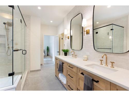 909B 9Th Street, Canmore, AB - Indoor Photo Showing Bathroom