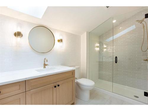 909B 9Th Street, Canmore, AB - Indoor Photo Showing Bathroom