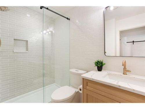 909B 9Th Street, Canmore, AB - Indoor Photo Showing Bathroom