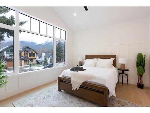 909B 9Th Street, Canmore, AB - Indoor Photo Showing Bedroom