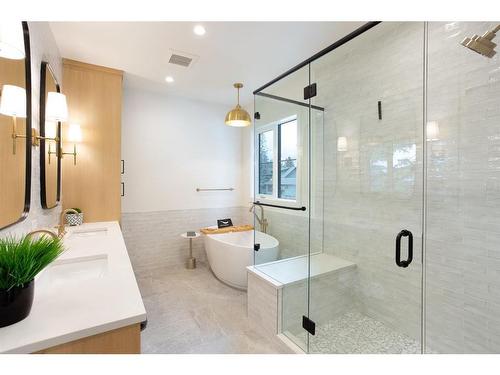 909B 9Th Street, Canmore, AB - Indoor Photo Showing Bathroom