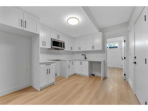 3537 40 Street Sw, Calgary, AB - Indoor Photo Showing Kitchen