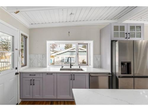 124 4 Avenue Nw, Airdrie, AB - Indoor Photo Showing Kitchen