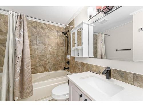 124 4 Avenue Nw, Airdrie, AB - Indoor Photo Showing Bathroom