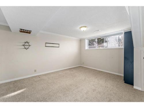 124 4 Avenue Nw, Airdrie, AB - Indoor Photo Showing Other Room