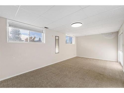 124 4 Avenue Nw, Airdrie, AB - Indoor Photo Showing Other Room