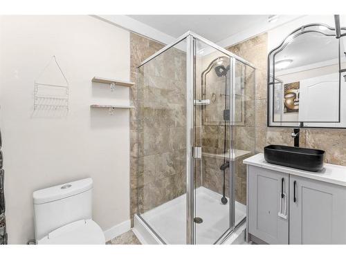 124 4 Avenue Nw, Airdrie, AB - Indoor Photo Showing Bathroom