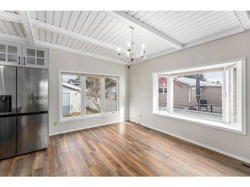 124 4 Avenue Nw, Airdrie, AB - Indoor Photo Showing Kitchen