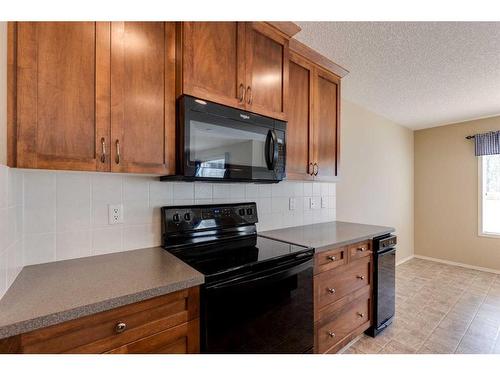 41 Eversyde Close Sw, Calgary, AB - Indoor Photo Showing Kitchen