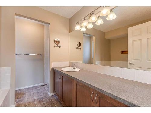 41 Eversyde Close Sw, Calgary, AB - Indoor Photo Showing Bathroom