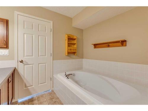 41 Eversyde Close Sw, Calgary, AB - Indoor Photo Showing Bathroom