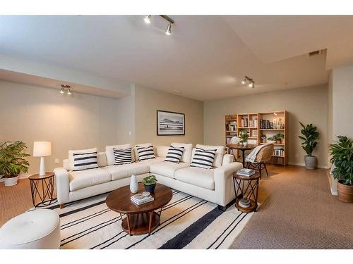 41 Eversyde Close Sw, Calgary, AB - Indoor Photo Showing Living Room