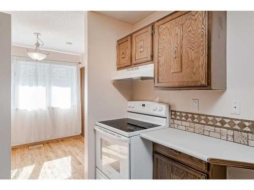 5-1608 16 Avenue Sw, Calgary, AB - Indoor Photo Showing Kitchen