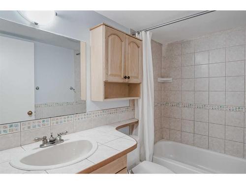 5-1608 16 Avenue Sw, Calgary, AB - Indoor Photo Showing Bathroom