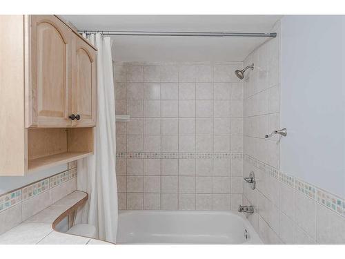 5-1608 16 Avenue Sw, Calgary, AB - Indoor Photo Showing Bathroom