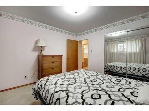 9628 Alcott Road Se, Calgary, AB - Indoor Photo Showing Bedroom