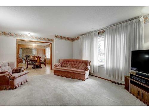 9628 Alcott Road Se, Calgary, AB - Indoor Photo Showing Living Room