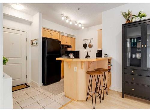 323-1800 14A Street Sw, Calgary, AB - Indoor Photo Showing Kitchen