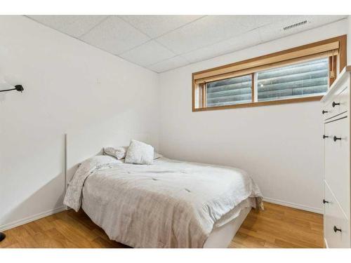 204 Grizzly Street, Banff, AB - Indoor Photo Showing Bedroom