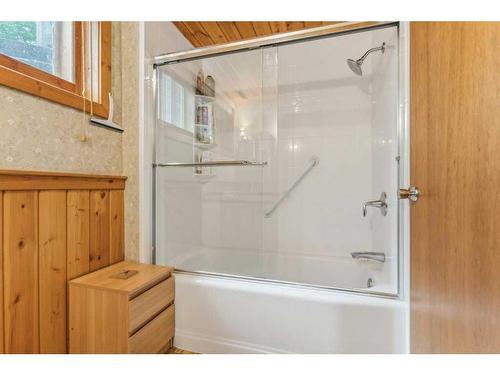 204 Grizzly Street, Banff, AB - Indoor Photo Showing Bathroom