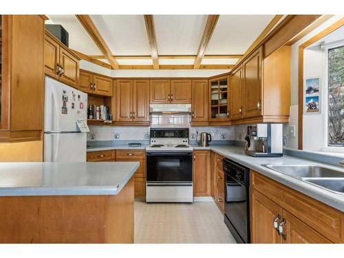 204 Grizzly Street, Banff, AB - Indoor Photo Showing Kitchen With Double Sink