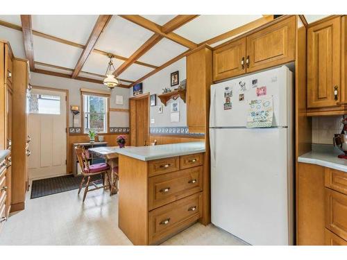 204 Grizzly Street, Banff, AB - Indoor Photo Showing Kitchen