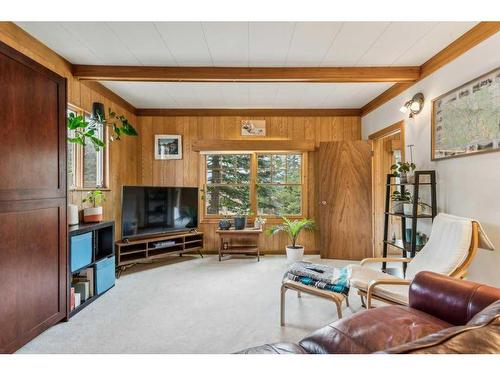 204 Grizzly Street, Banff, AB - Indoor Photo Showing Living Room