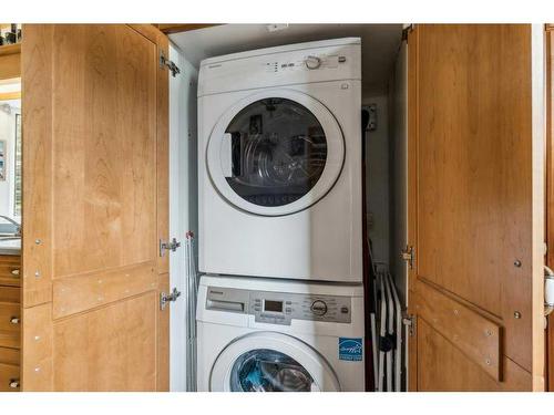 204 Grizzly Street, Banff, AB - Indoor Photo Showing Laundry Room