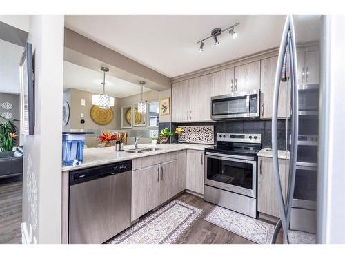 1152 140 Avenue Nw, Calgary, AB - Indoor Photo Showing Kitchen With Double Sink