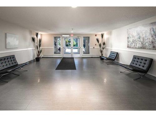 302-6603 New Brighton Avenue Se, Calgary, AB - Indoor Photo Showing Living Room