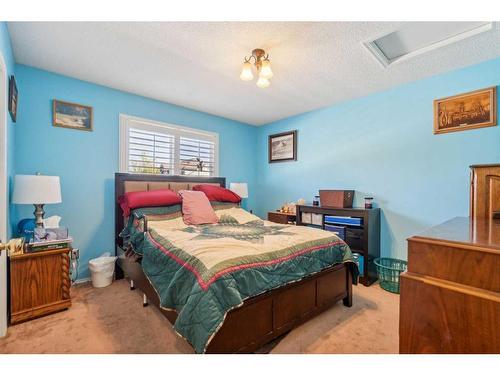 23-12 Woodside Rise Nw, Airdrie, AB - Indoor Photo Showing Bedroom