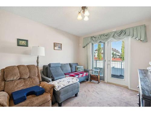 23-12 Woodside Rise Nw, Airdrie, AB - Indoor Photo Showing Living Room