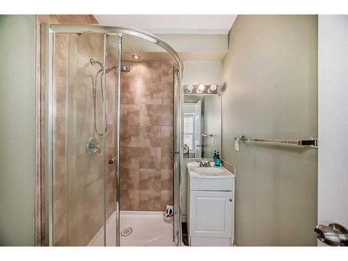 617 1 Avenue Ne, Calgary, AB - Indoor Photo Showing Bathroom