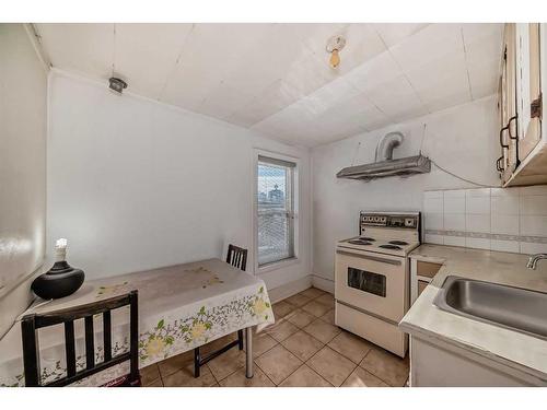 617 1 Avenue Ne, Calgary, AB - Indoor Photo Showing Kitchen