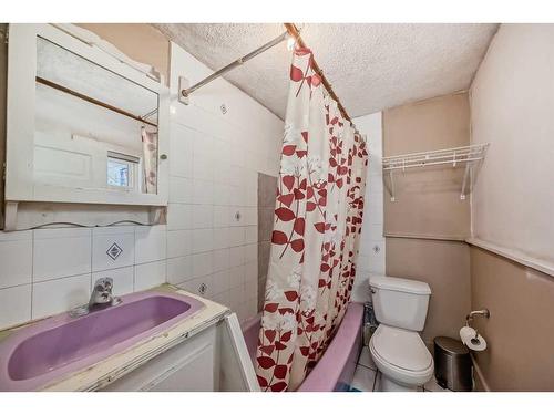 617 1 Avenue Ne, Calgary, AB - Indoor Photo Showing Bathroom