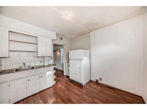 617 1 Avenue Ne, Calgary, AB - Indoor Photo Showing Kitchen