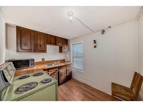 617 1 Avenue Ne, Calgary, AB - Indoor Photo Showing Kitchen With Double Sink