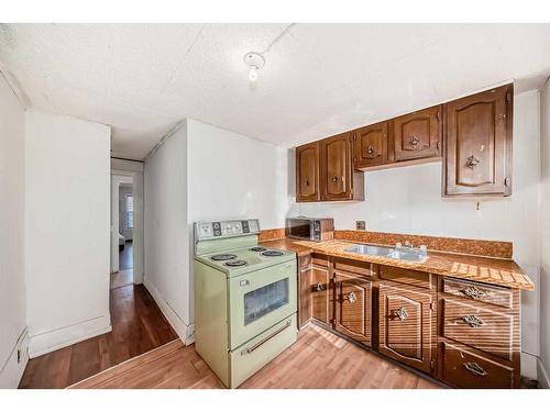 617 1 Avenue Ne, Calgary, AB - Indoor Photo Showing Kitchen With Double Sink