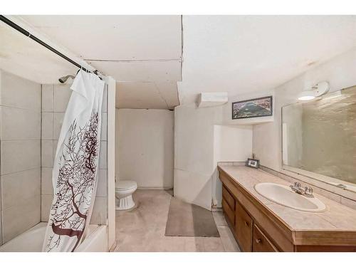 617 1 Avenue Ne, Calgary, AB - Indoor Photo Showing Bathroom