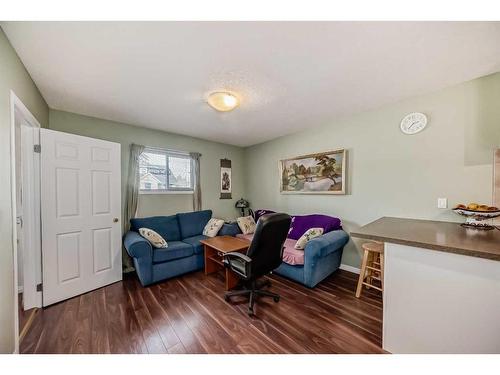 617 1 Avenue Ne, Calgary, AB - Indoor Photo Showing Living Room