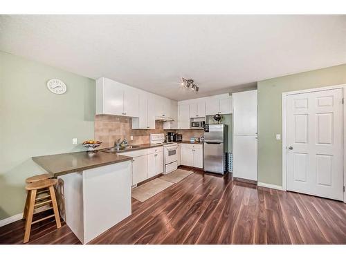 617 1 Avenue Ne, Calgary, AB - Indoor Photo Showing Kitchen With Double Sink