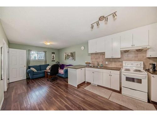 617 1 Avenue Ne, Calgary, AB - Indoor Photo Showing Kitchen With Double Sink