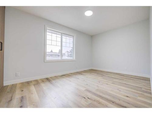 1435 42 Street Ne, Calgary, AB - Indoor Photo Showing Other Room