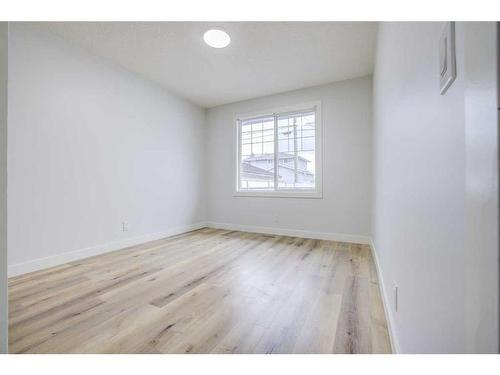 1435 42 Street Ne, Calgary, AB - Indoor Photo Showing Other Room