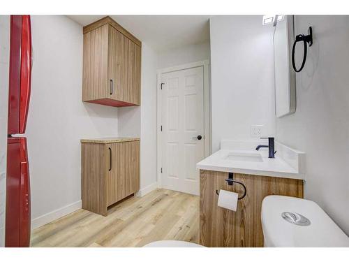 1435 42 Street Ne, Calgary, AB - Indoor Photo Showing Bathroom