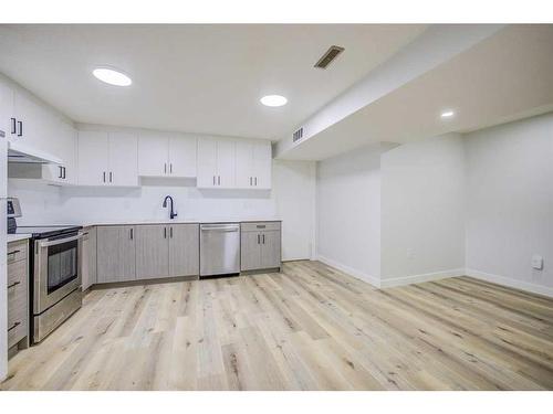 1435 42 Street Ne, Calgary, AB - Indoor Photo Showing Kitchen