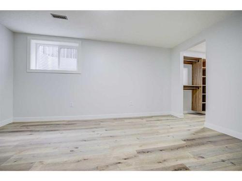 1435 42 Street Ne, Calgary, AB - Indoor Photo Showing Other Room